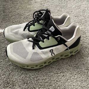 Men’s On Cloudstratus size 9.5